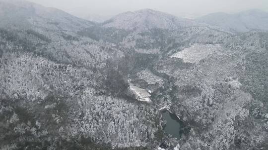 航拍 山间 森林 云雾 冬天 雪景