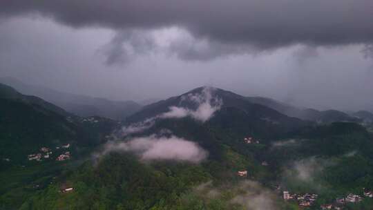 山间云雾缭绕的雨天景象