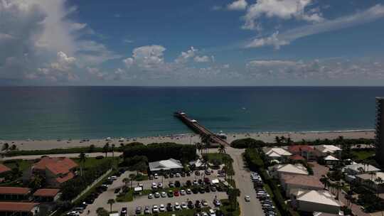 佛罗里达州大西洋上空沿海城镇和扩展码头的无人机镜头。