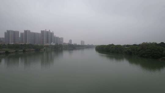 阴雨天的河流河岸航拍