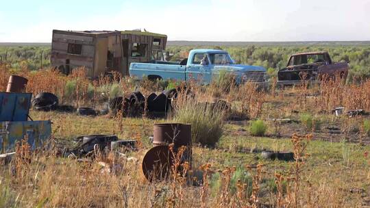 沙漠中废弃的移动房屋和旧卡车轮胎