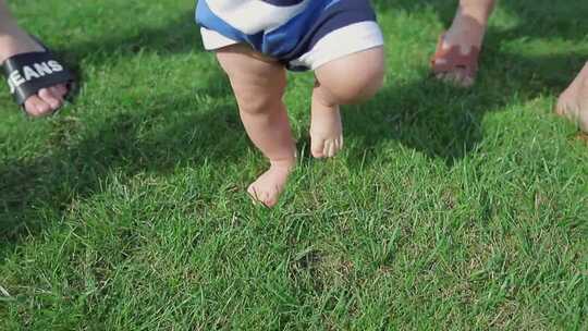 宝宝开始走路-宝宝学习在草地上走路视频素材模板下载