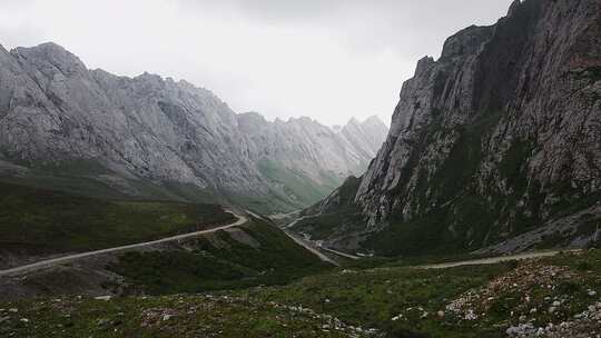 扎尕那草原云雾山峰公路