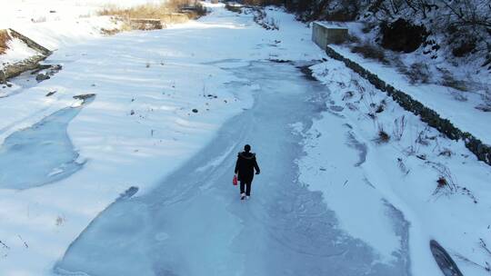 航拍东北冬天冰雪上走路