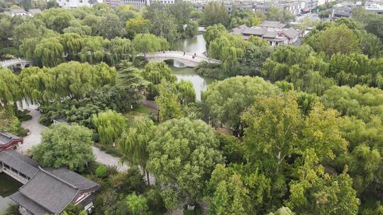 航拍山东济南著名景点大明湖风景区园林景观