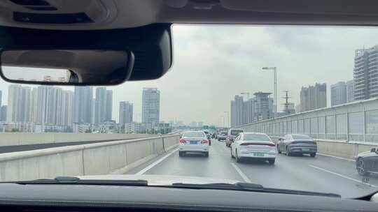 郑州高架桥上堵车缓行车窗视角