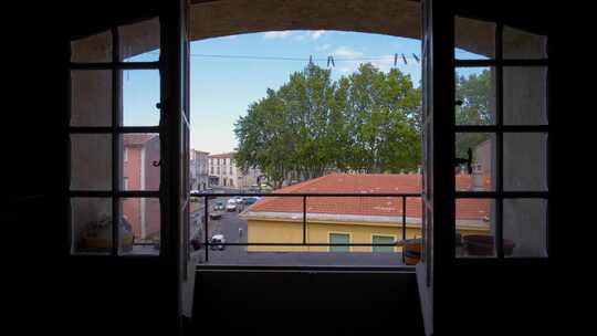 从公寓阳台窗户缓慢揭示佩泽纳斯市中心的照