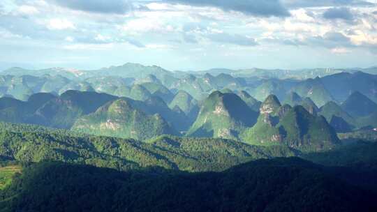 喀斯特地貌群山