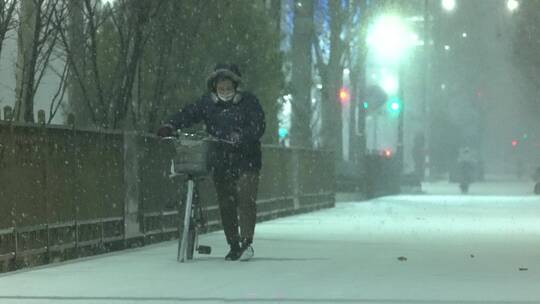 大雪中行走的路人