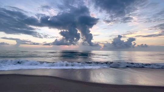 傍晚夕阳海边海浪云彩晚霞唯美视频素材模板下载