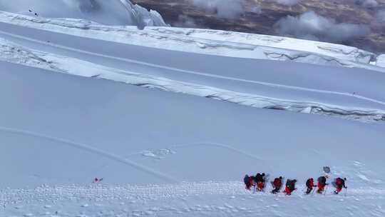 攀登冰川之父慕士塔格峰雪山的登山队