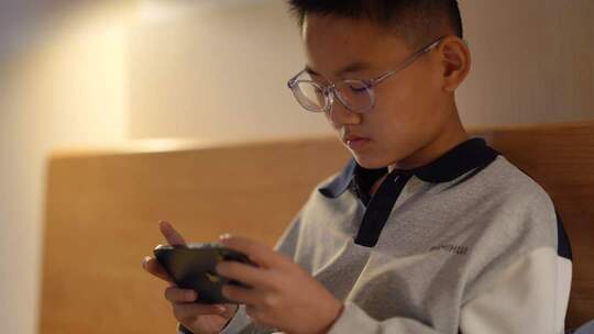 夜晚孩子玩手机成瘾