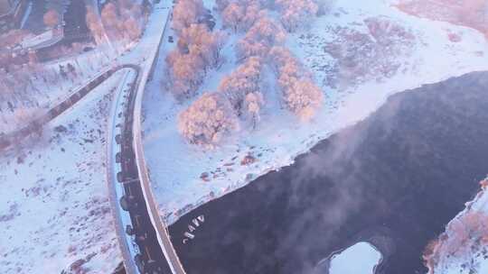 东北冬季雾凇交通马路唯美雪景航拍