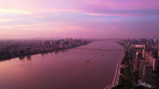 夕阳下杭州钱塘江两岸现代都市风光视频素材模板下载