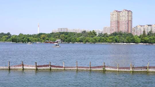 山东济南大明湖公园景区湖面景色与游船游客