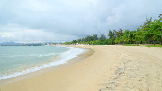 海南三亚海边海滩海浪