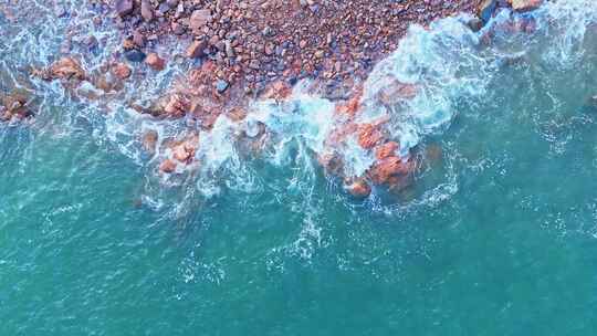 大海海浪拍打礁石俯视鸟瞰航拍