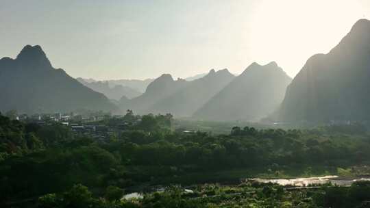 日出阳光下桂林山谷中的乡村和田地