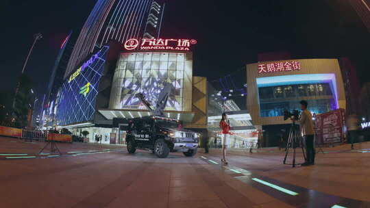 电视新闻记者夜晚在城市街头做直播报道