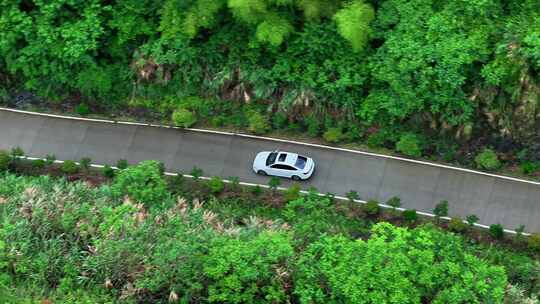 航拍白色汽车曲折蜿蜒山路行驶