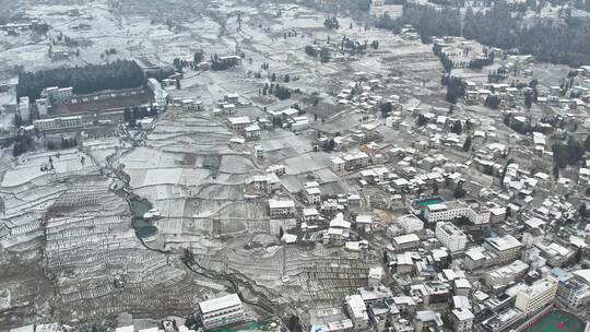 大自然寒潮冬天下雪的村庄田野航拍风景