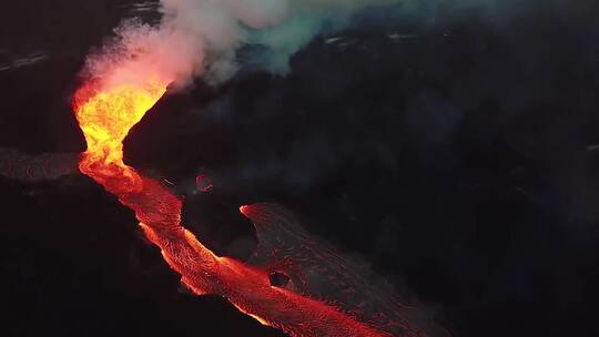 航拍夜间火山爆发巨大熔岩流视频素材模板下载