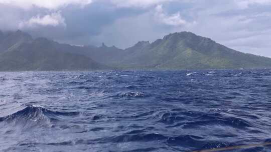 大海海浪波涛汹涌的海浪波浪蓝天白云