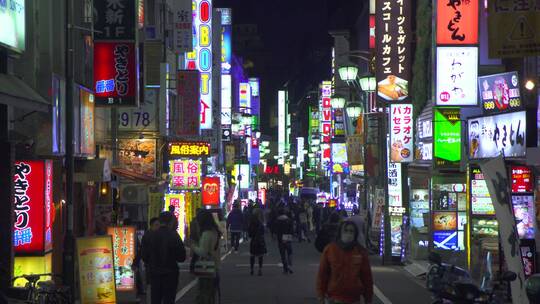 俯瞰灯火通明的东京街