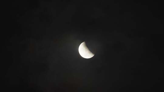飞机 月亮穿过云层 中秋节团团圆圆素材