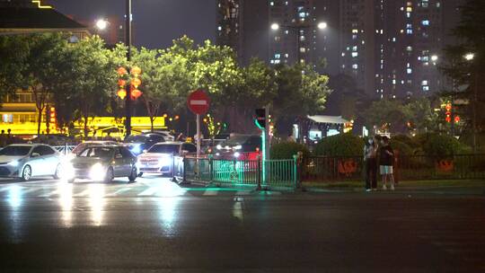 红绿灯行人都市车流人流城市生活夜晚夜景