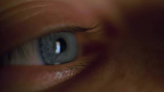 蓝色瞳孔的眼睛特写视频素材模板下载