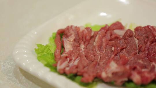 老北京涮羊肉片手切羊肉服务员上菜