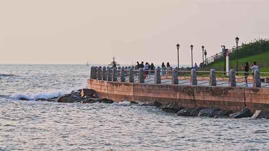 青岛海边步道晨练的游客