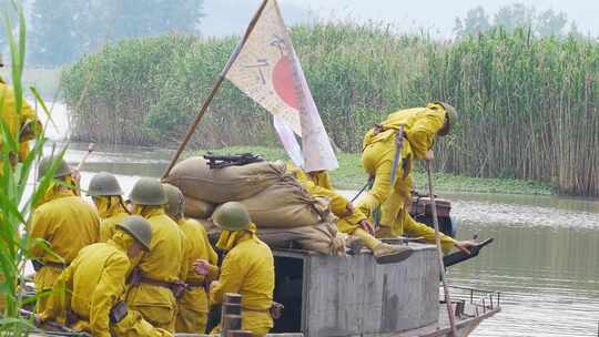 日本兵军队乘船前进在湖面上2