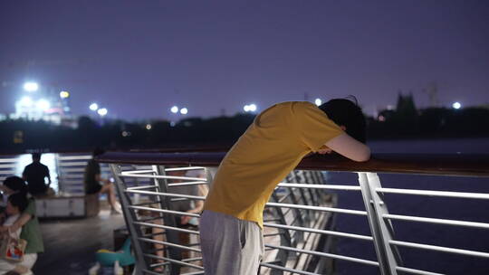 徐汇滨江扶着栏杆的男子视频素材模板下载