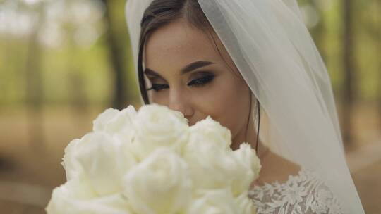 新娘手拿婚礼花束挡脸视频素材模板下载