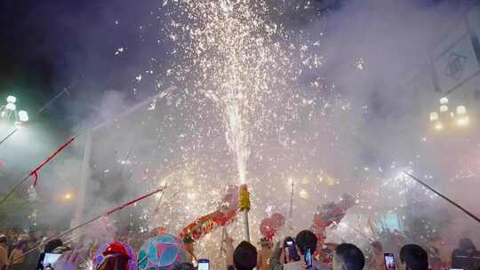 新年非遗民俗舞龙炸龙队伍街上热闹非凡