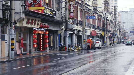 下雨天南京路大爷骑三轮车过马路冷清升格