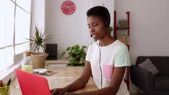 年轻的非洲女性客户支持经理在家远程工作视频素材模板下载