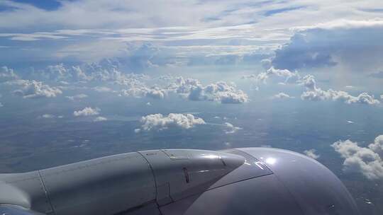 云层中的飞机窗外