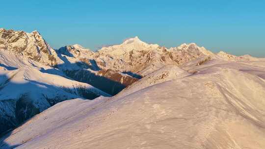 航拍雪山日照金山