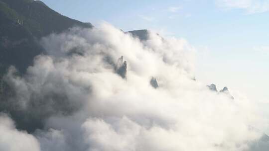 云雾缭绕的巫山神女峰视频素材模板下载