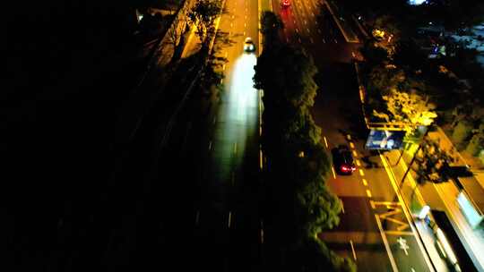 城市马路行驶的车辆车流夜景