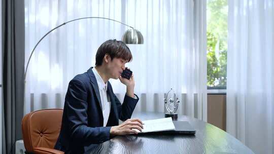 金融商务销售约客户打电话