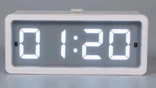 白色液晶数字时钟特写