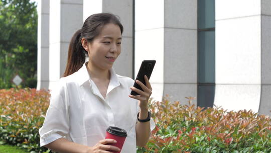 中国女性户外办公打电话玩手机