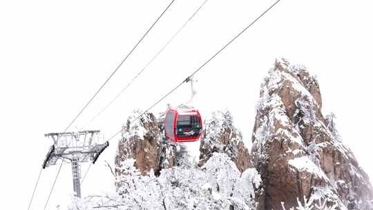 河南老君山雪后旅游索道缆车旅行