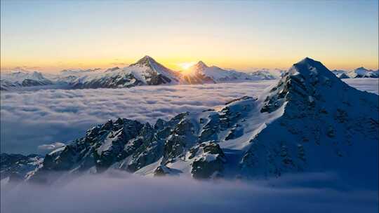 早晨清晨雪山日出金山云海唯美风景风光大自