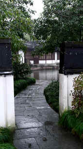 雨中的园林石板路风景