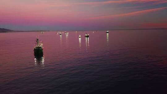 渔民和渔船被明亮的聚光灯照亮